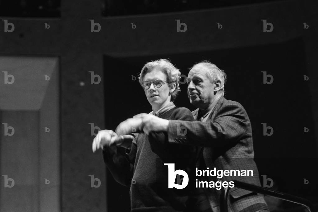 Pierre Boulez donne un cours de direction d'orchestre au jeune chef anglais Daniel Harding, 1996 (photo)