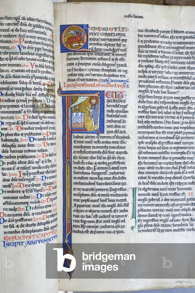 Due lettere iniziali illuminate e abitate dall'apertura del vangelo di Luca; «Q» contenente il bue alato simbo