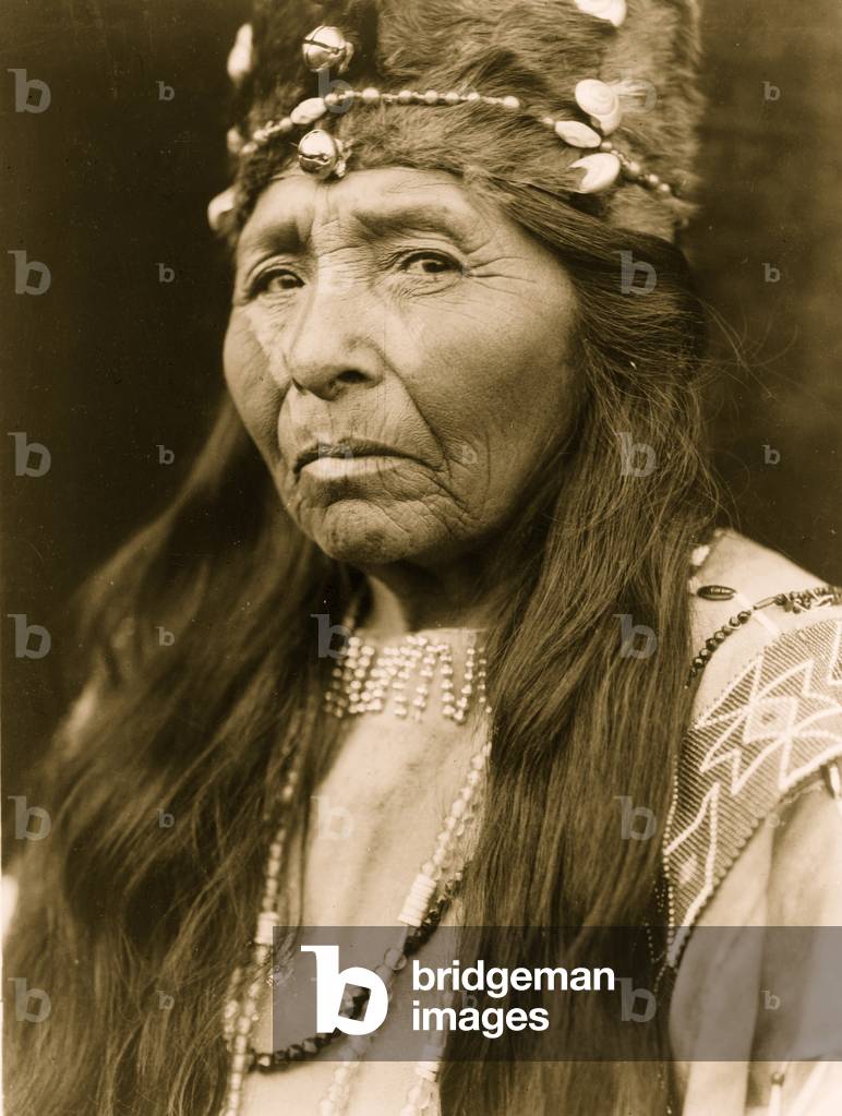 Bild von Fotografie "Klamath Frau 1923 (Foto)" von Edward Sheriff Curtis, b/w