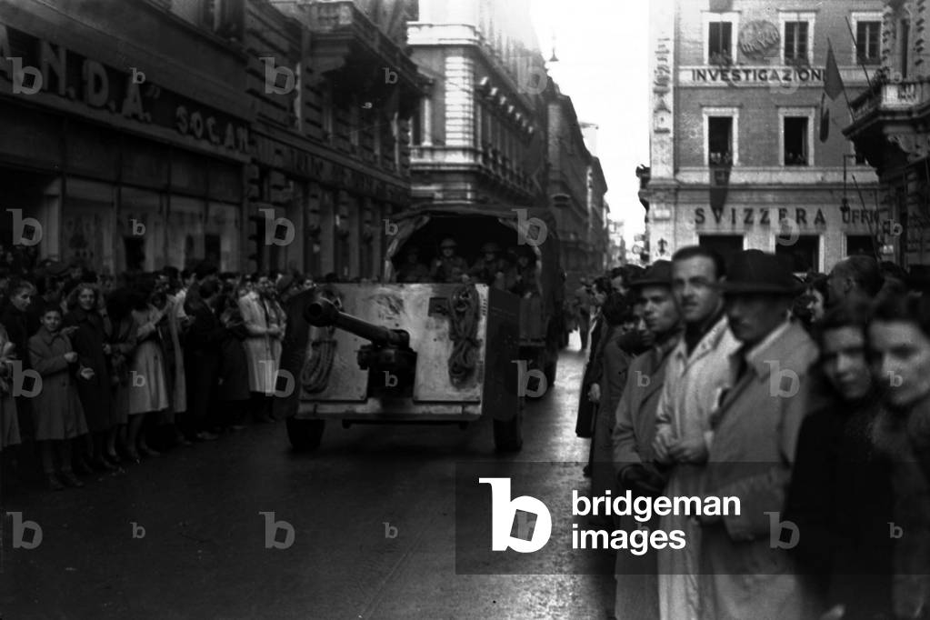 Image of The citizens of Rome watch the parade of the Italian