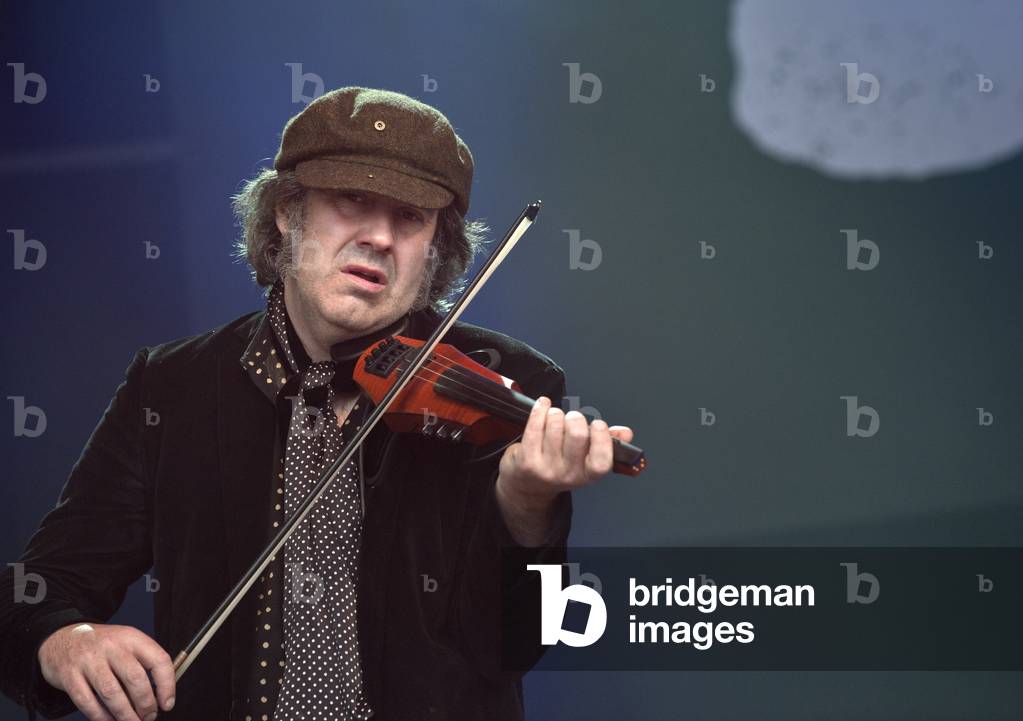 Immagine di Fotografia "The Waterboys (Steve Wickham) (foto)" di Paul Tomlins