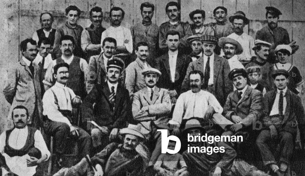 Immagine di Fotografia "Pionieri dell'aviazione italiana: studenti autisti e costruttori al Campo di Cameri. F
