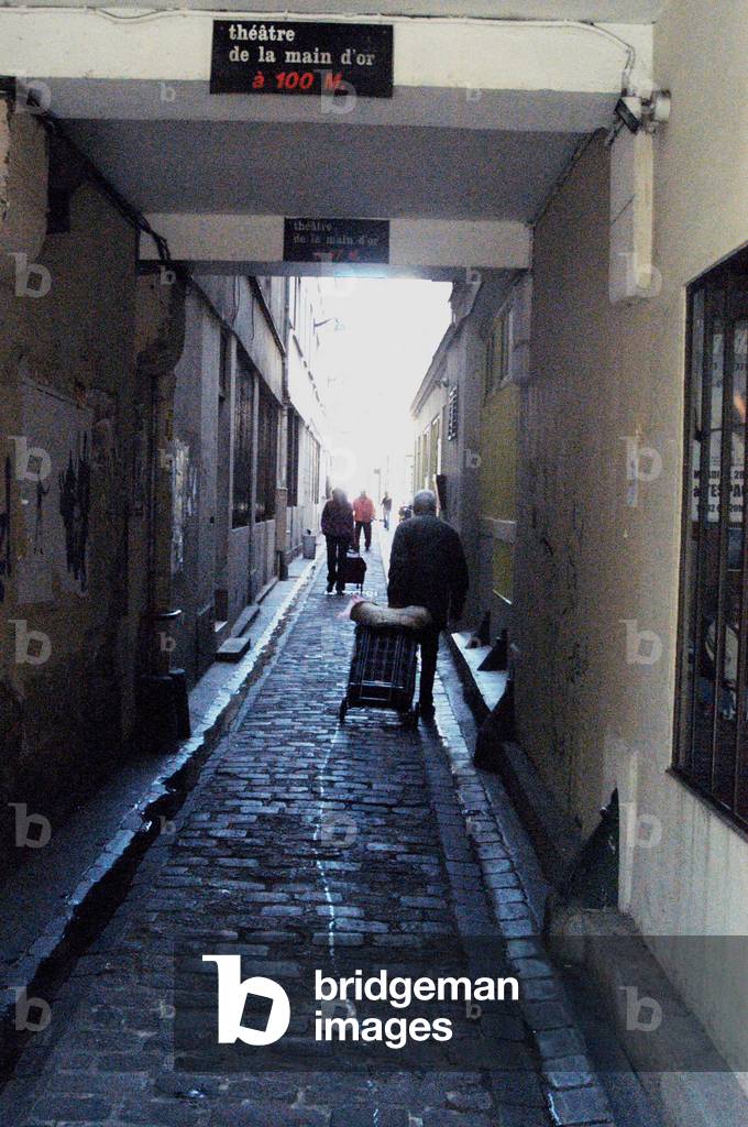Immagine di Fotografia "2470N Uno dei tanti vicoli ciechi del Fg St Antoine a Parigi 29 Aprile 2006" di Gerald