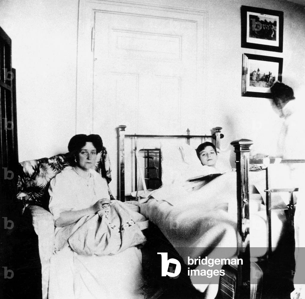 Immagine di Fotografia "Czarevitch Alexis malato (emofiliaco) con sua madre Alexandra Fedorovna c. 1916" 1916,