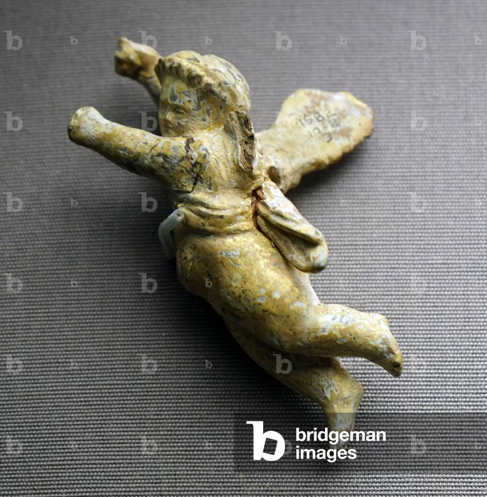 "Figura in terracotta dipinta e dorata di Eros in volo" -200