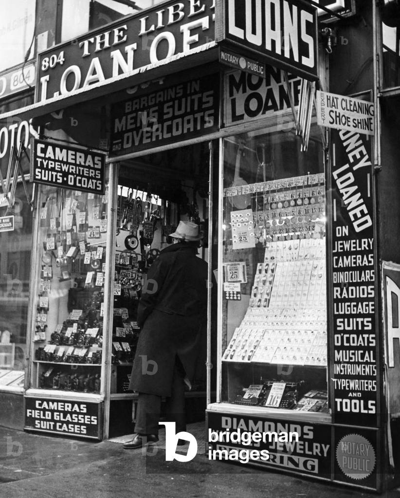 Immagine di Fotografia "Vista posteriore di un uomo in piedi all'ingresso di un negozio", b/w