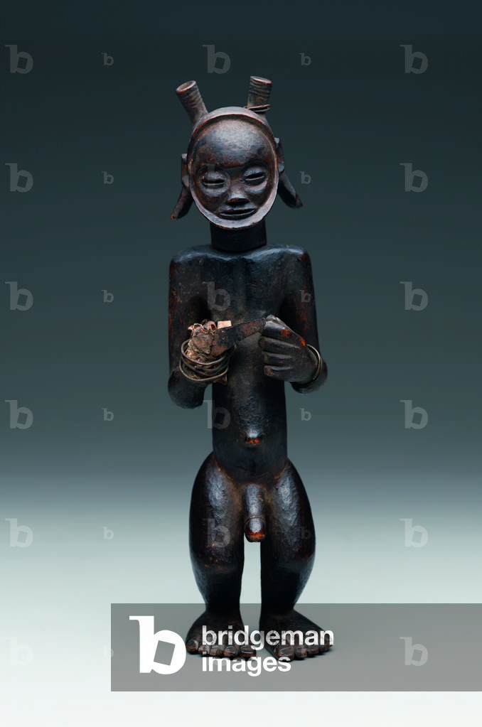 Ritualbehälter in Form einer stehenden männlichen Figur aus dem 19. Jahrhundert (Holz, Metall & Leder)