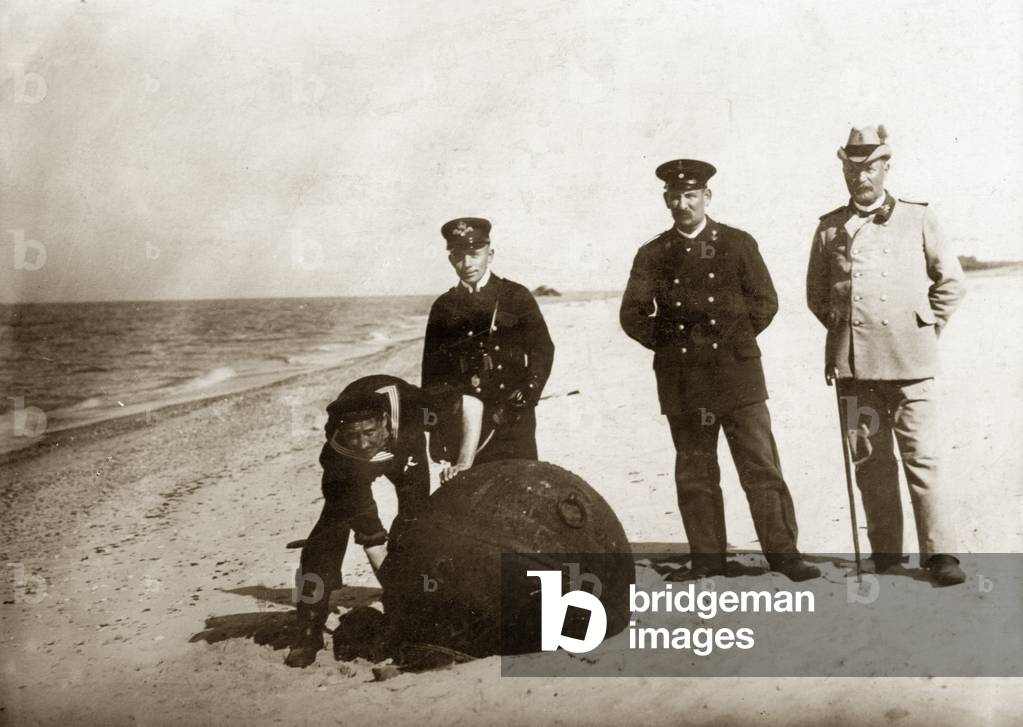 Washed ashore Russian sea mine during the First World War, 1915 (photo) by