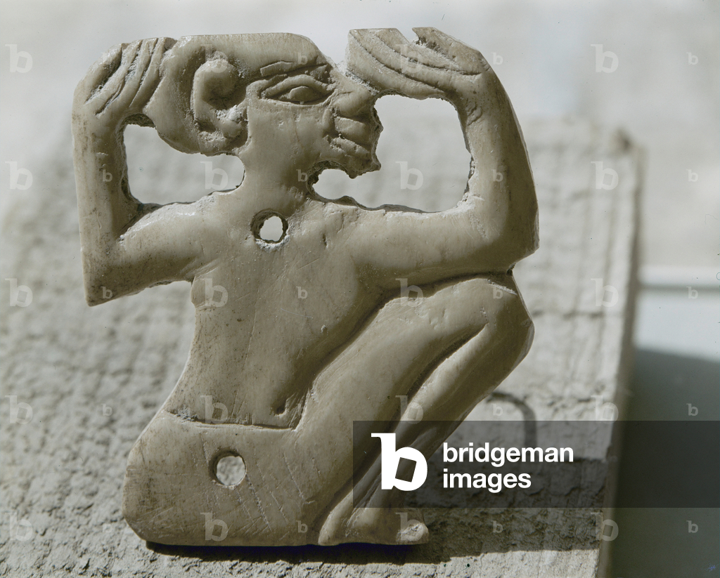 Bild von Artefakt "Mann in betender Haltung (Knochen)" -1600 von Erich Lessing
