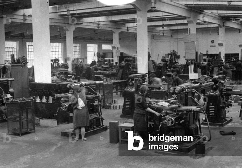 "Uomini e donne lavoratori in una fabbrica di macchine agricole", b/w