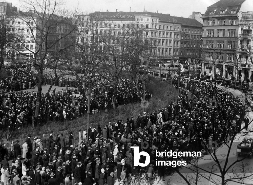 Ascolto radio pubblico a Belle Alliance Platz, 1933 (foto b/n)