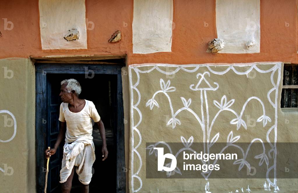 Immagine di Fotografia "Arte della parete tribale nel villaggio collinare di Hazaribagh a Jharkhand. (foto)"