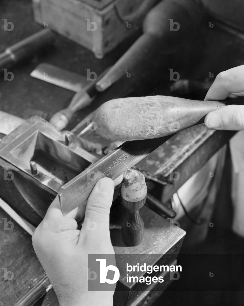Immagine di Fotografia "Primo piano delle mani di un uomo che taglia un diamante con lame", b/w