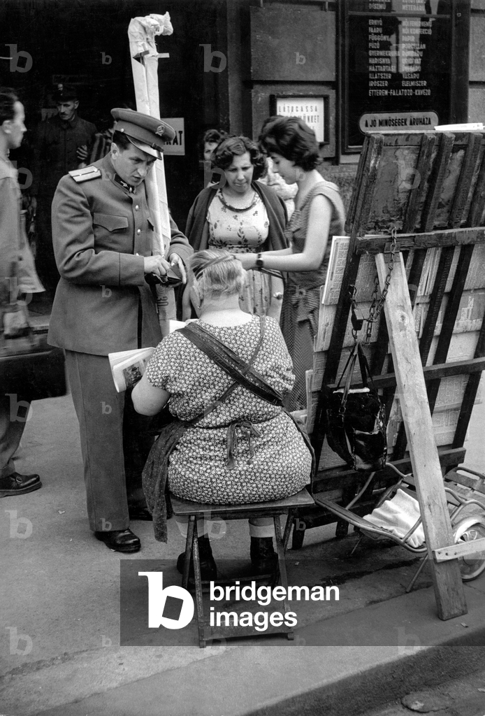 Bild von Fotografie "Das tägliche Leben im kommunistischen Ungarn: Ein Zeitungsverkäufer in der Innenstadt von