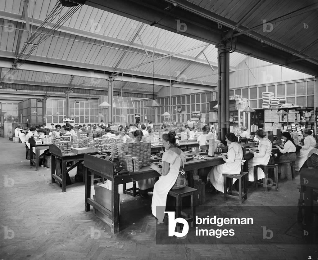 Bild von Fotografie "Anpassung der Industrie an die Kriegsanstrengungen: Weibliche Arbeiter packen Zigaretten 