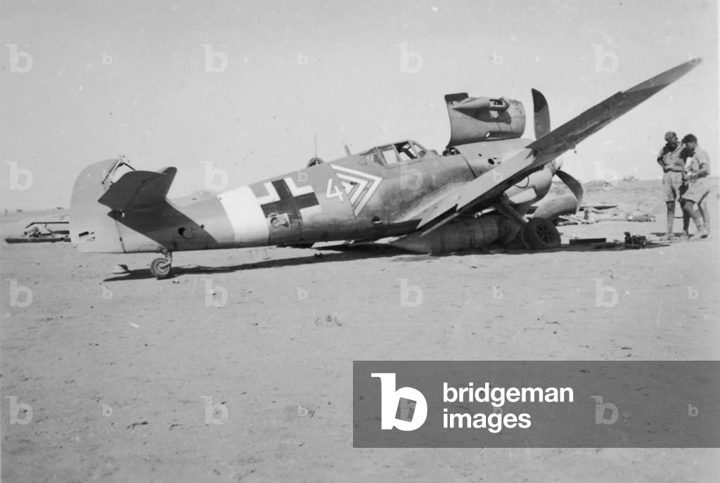 Bild von Fotografie "Beschädigte deutsche Flugzeuge" 1942, b/w