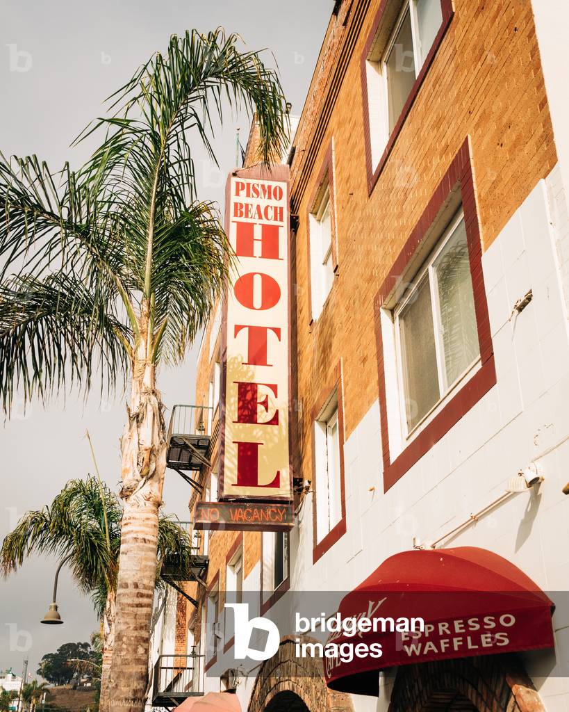 Bild von Fotografie "Pismo Beach Hotel Schild" von Jon Bilous
