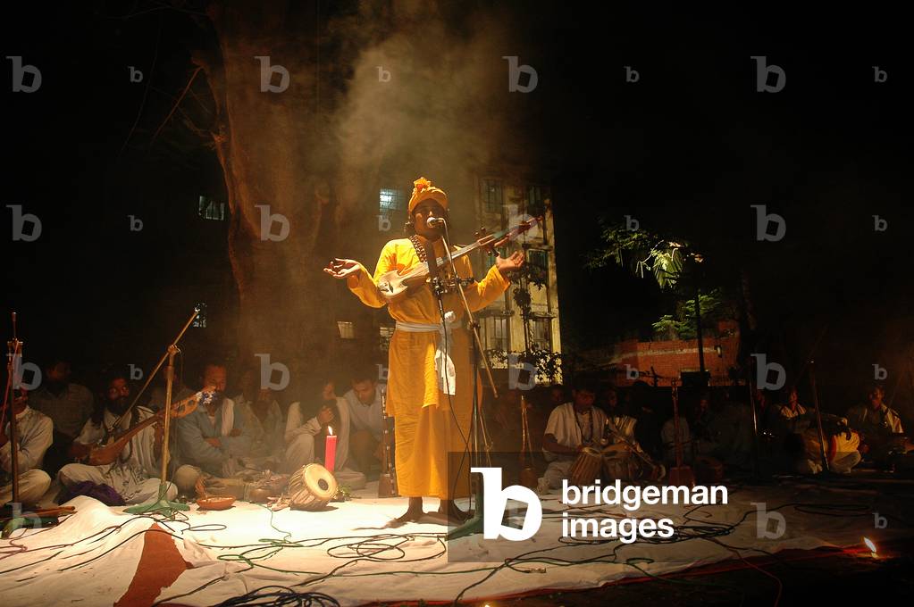 Un Baul (cantante folk) si esibisce in un palco aperto il 31 marzo 2005 a Dhaka, Bangladesh. La canzone popola
