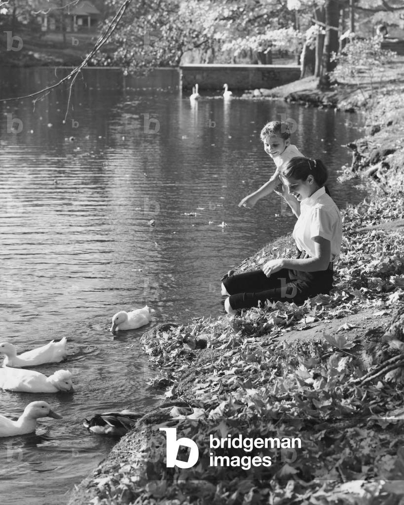 Seitenprofil einer Mutter und ihrer Tochter, die Enten beobachten