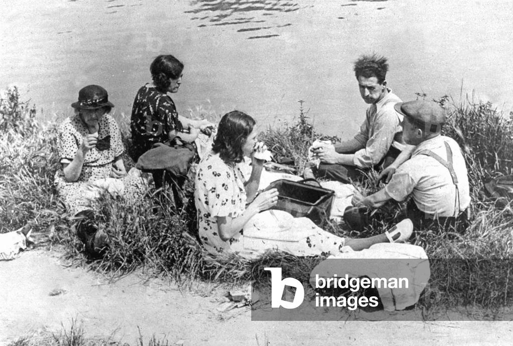 Image of Photography depicting The 1st paid leave (2 weeks) in France thanks to Popular Front in 1936 : here p