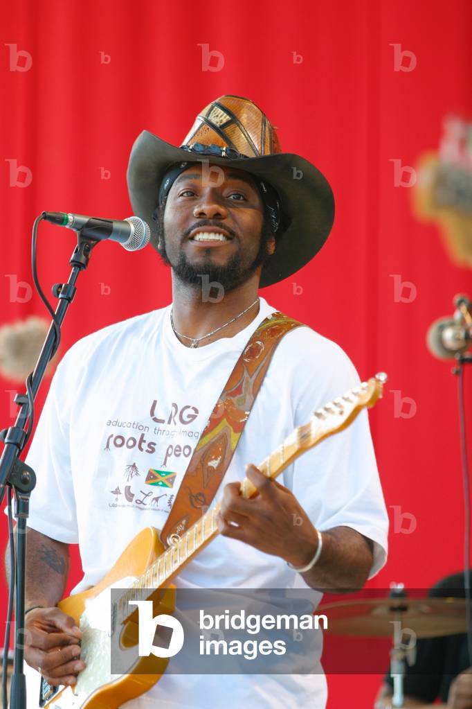 Bild von Fotografie "Martin McCoy von The Roots spielt die E-Bassgitarre beim Pori Jazz Festival" 2003 von Mat