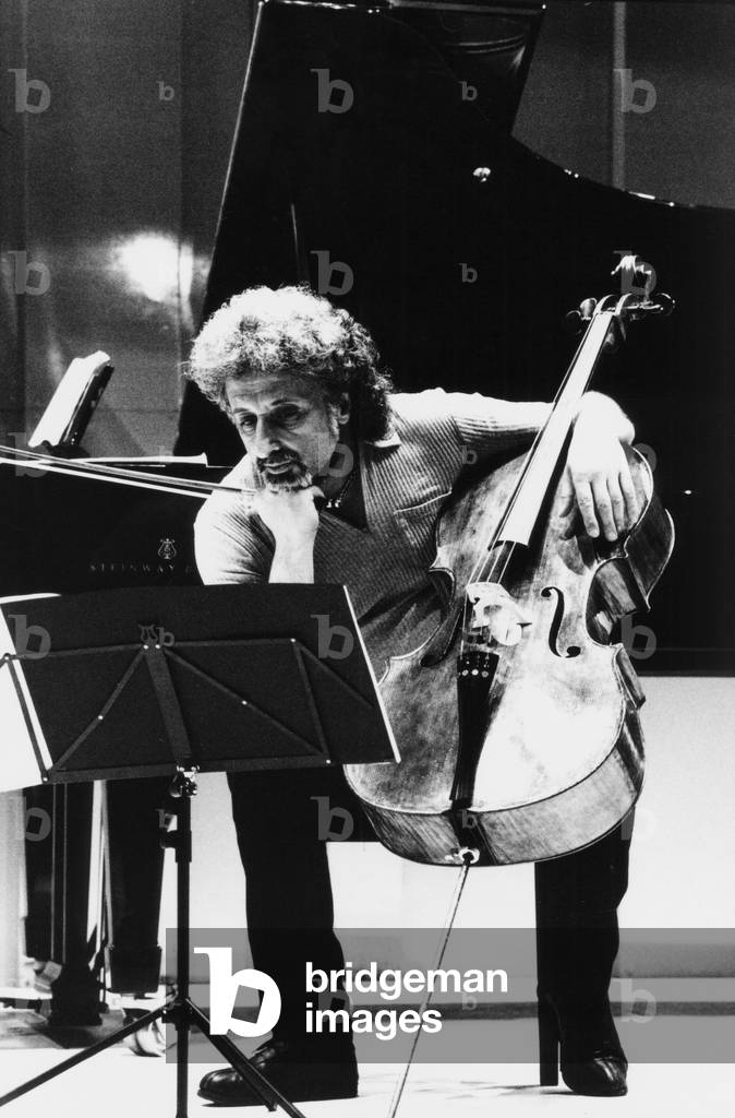 Image de Photographie représentant MAISKY Mischa avec violoncelle par Alexandra Kremer-Khomassouridze, b/w