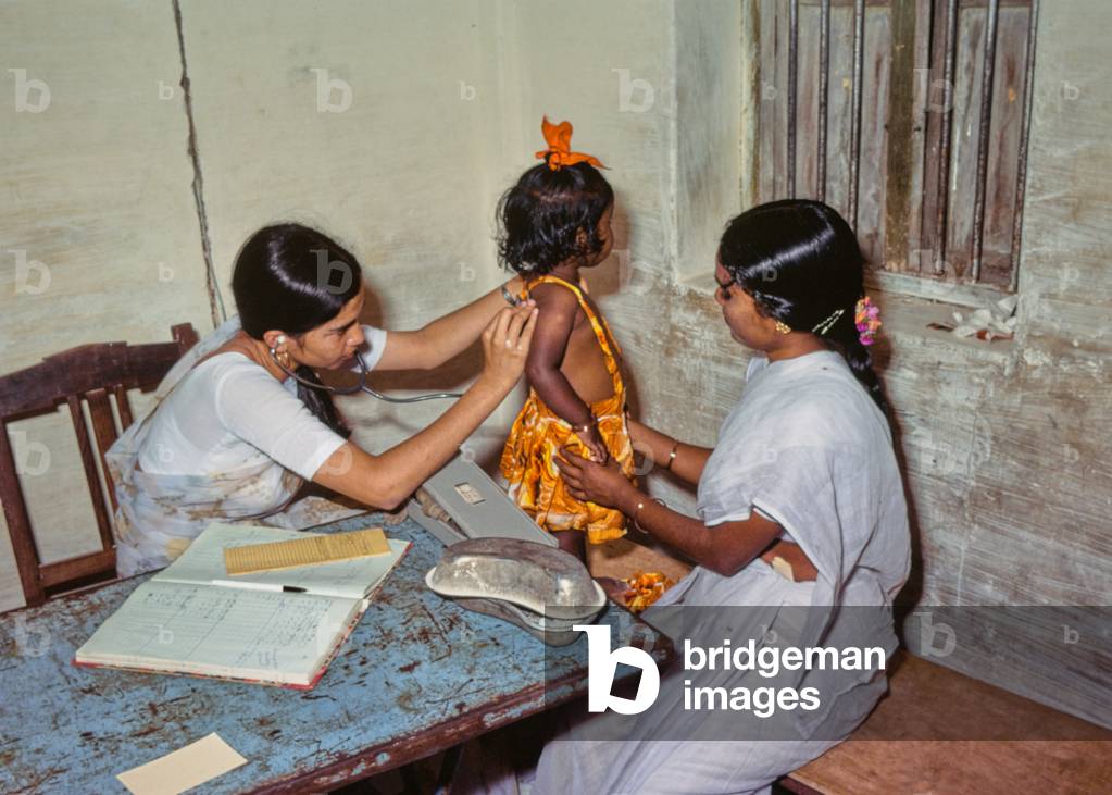 "Pediatra; medico con paziente a Vellore" 1980