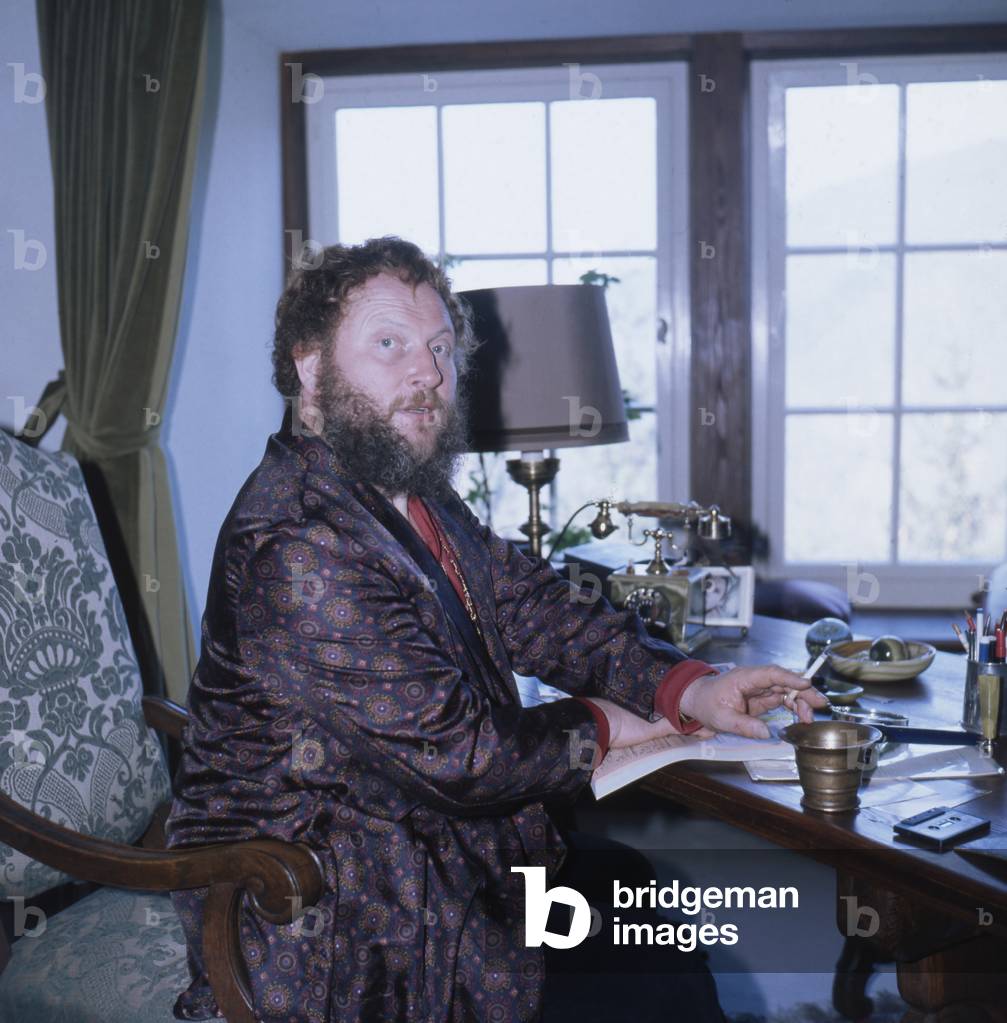 "Der deutsche Basssänger Ivan Rebroff an seinem Schreibtisch" 1975
