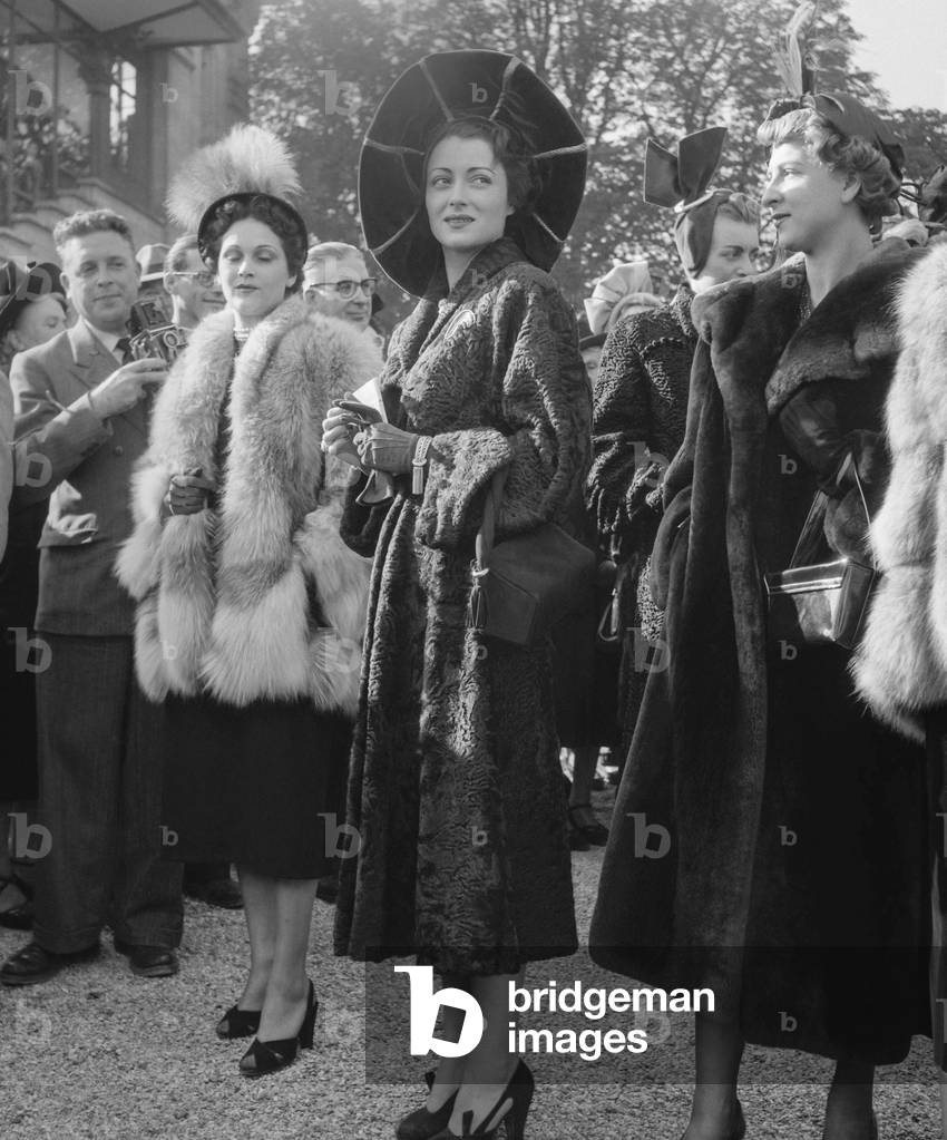 Immagine di Fotografia "Eleganti donne con pellicce al «Prix de l'Arc de Triomphe» (corsa di cavalli) all'ippo