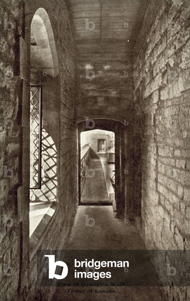 Ansicht von Raleigh's Walk, Tower of London (s/w Foto)