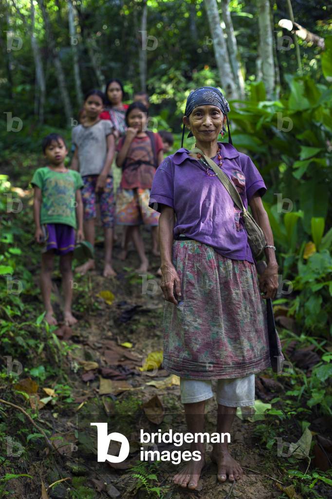 "Una madre della tribù Tau't Bato che cerca cibo nella giungla con i suoi figli. Mount Mantalig - Ransang - So