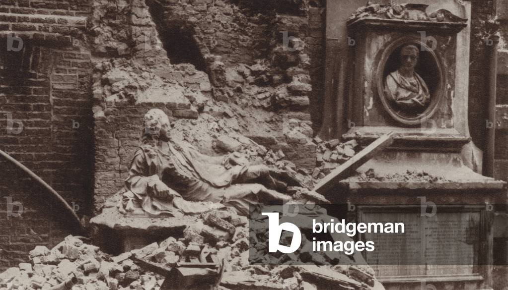 Statua di Oliver Goldsmith tra le macerie del Tempio, Londra, durante il Blitz, Seconda Guerra Mondiale (b/n f