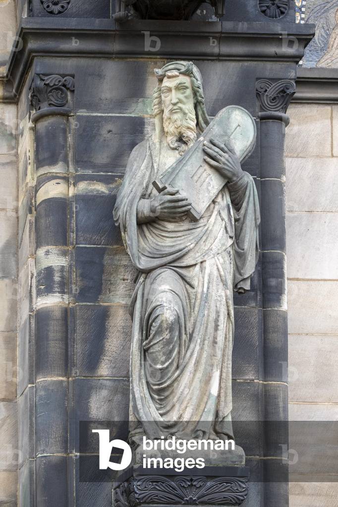Sculpture de Moïse avec des tablettes de la loi sur la façade de la cathédrale Saint-Pierre