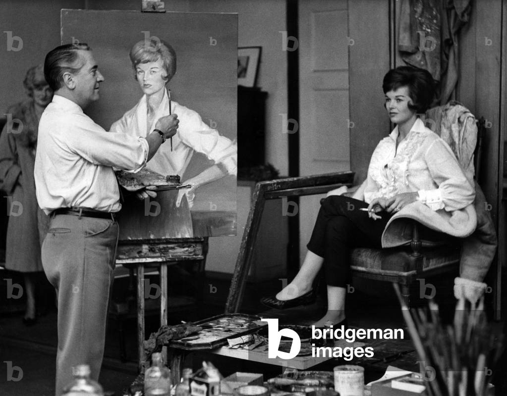 Immagine di Fotografia "Il pittore Vasco Lazzolo dipinge Dawn Addams nel suo studio di laboratorio a Londra" 1