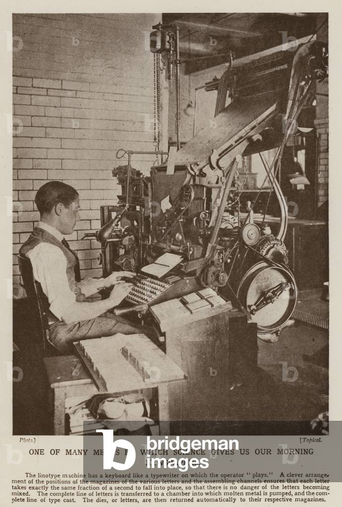 Immagine di Fotografia "Operatore che utilizza una macchina linotipo nella produzione di un giornale (foto b/n