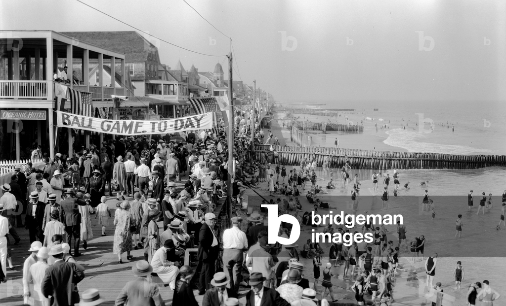 Atlantic City shore in summer with boardwalk, 1933 (photo)