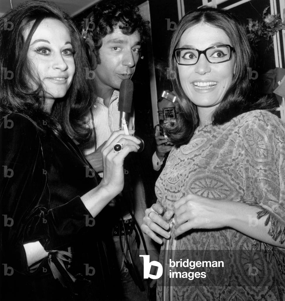 Immagine di Fotografia "La cantante Nana Mouskouri si congratulò con la signora Oliveira Vuco e il presentator