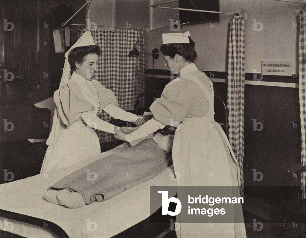 Immagine di Fotografia "Posizione delle mani nel sollevamento di un paziente" 1901 di English Photographer