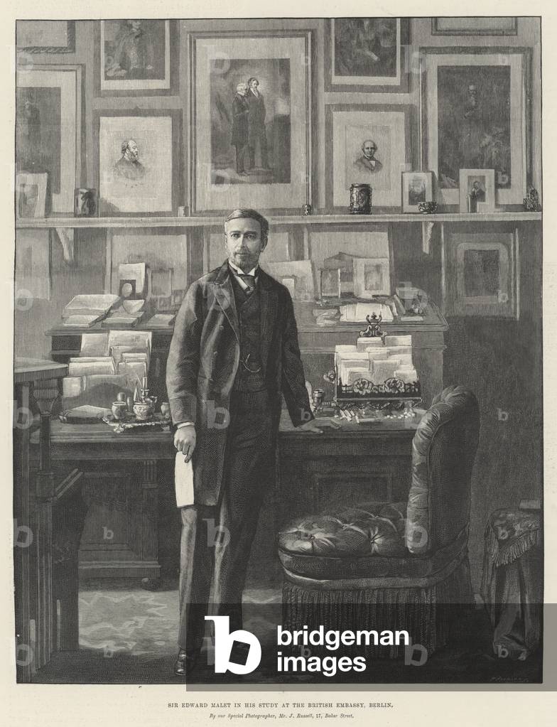 "Sir edward malet nel suo studio presso il britannico ambasciata" 1893 di English School, b/w
