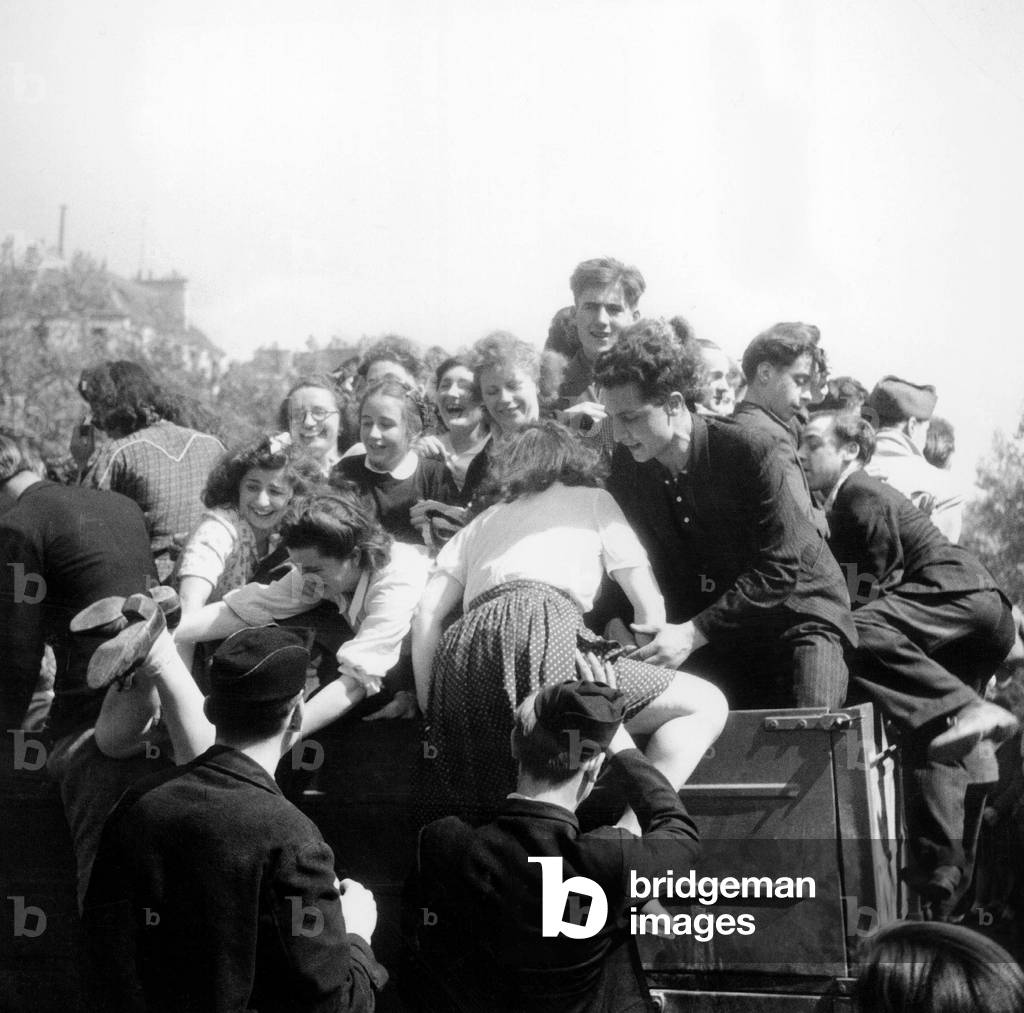 Immagine di Fotografia "Gente giubilante durante la Festa della Vittoria Alleata sul 3° Reich e la fine della 