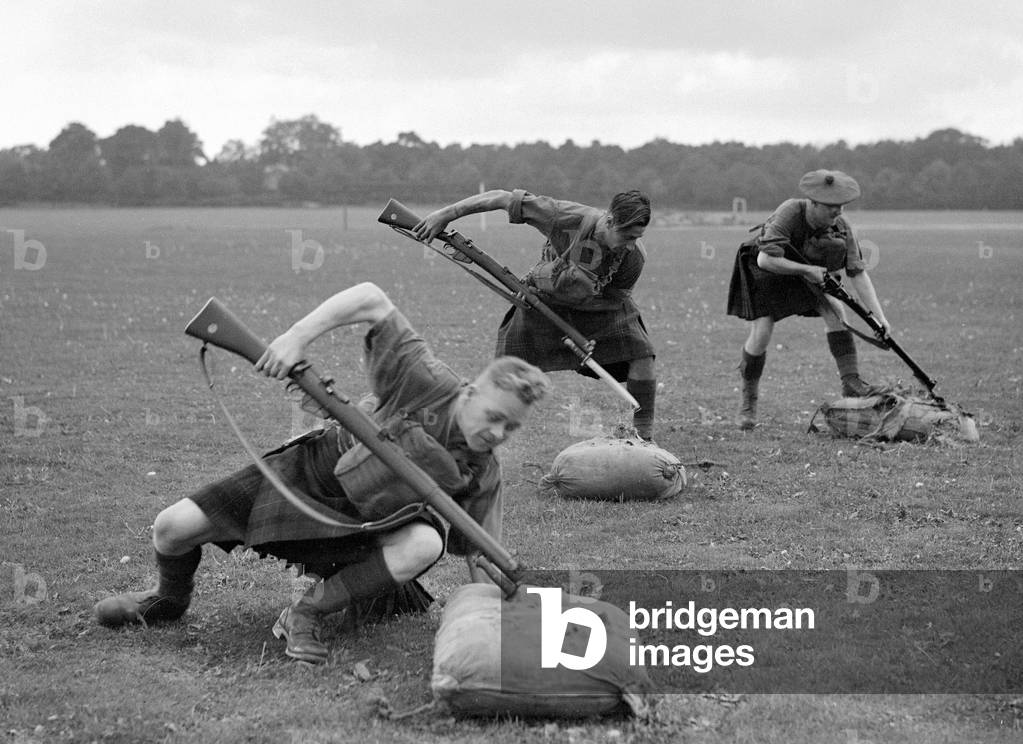 british-soldiers-from-an-unknown-scottish-regiment-bayonet-charging