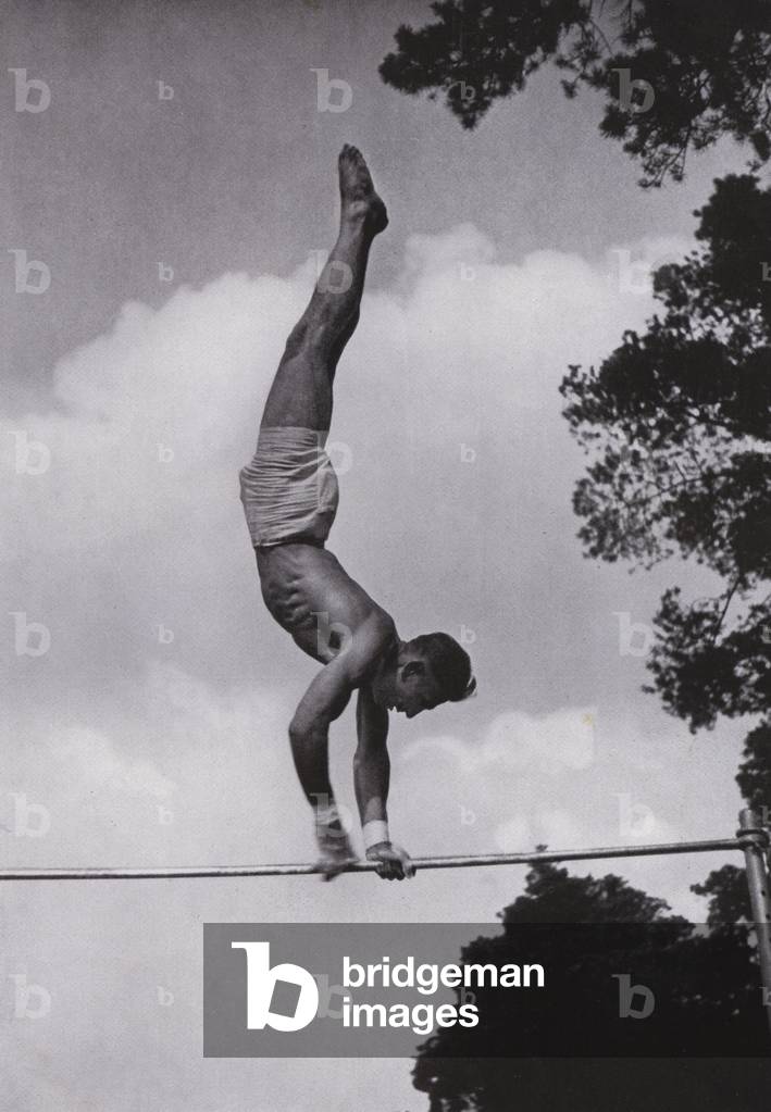 Nazi-deutsche Arbeiter Peforming Gymnastik Übungen auf der hohen Bar (s/w Foto)