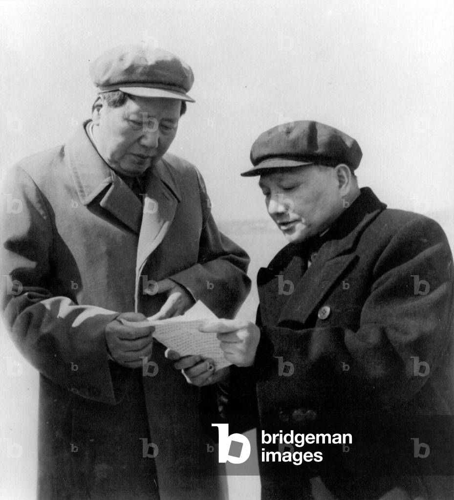Image of Mao Zedong and Deng Xiaoping talking together, 1959 (photo)