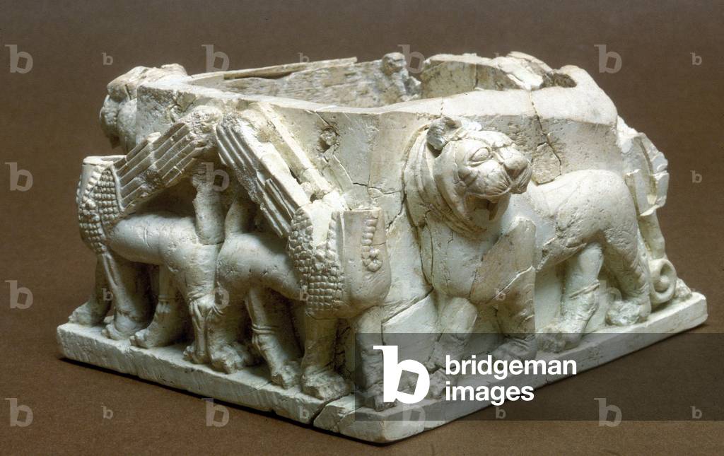 Boîte décorée en relief avec des lions et des sphinx