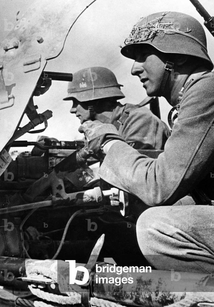 Image of German soldiers with an anti-tank gun on the Eastern Front,