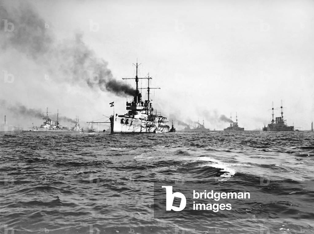 Bild von Fotografie "Manöver der deutschen Hochseeflotte vor Helgoland" 1914, b/w