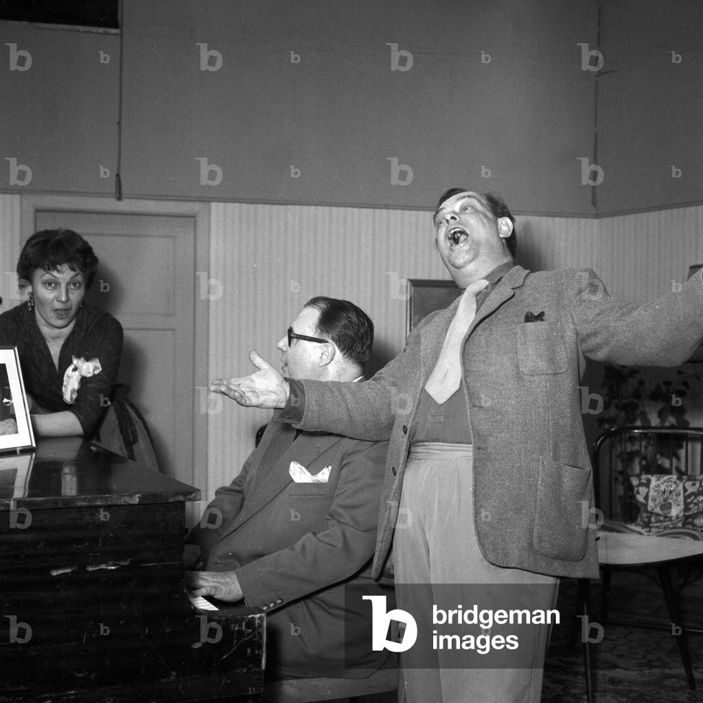 "Deutscher Schauspieler Heinz Erhardt begleitender Sänger Peter Schuette am Klavier", b/w