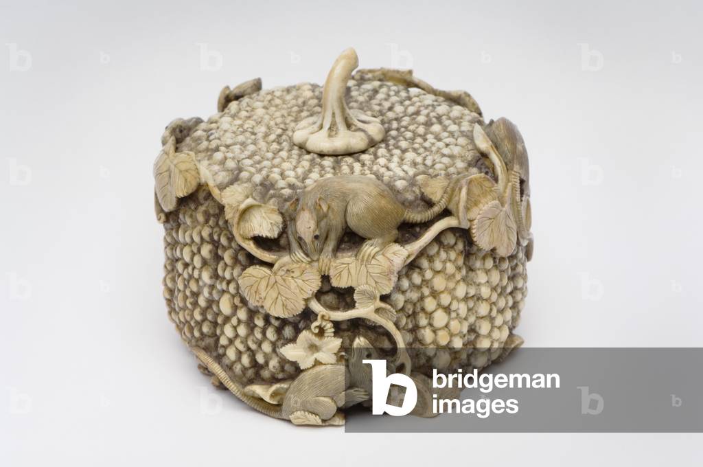 Okimono geschnitzt als vier verspielte Ratten springen über einen Kürbis (Elfenbein)