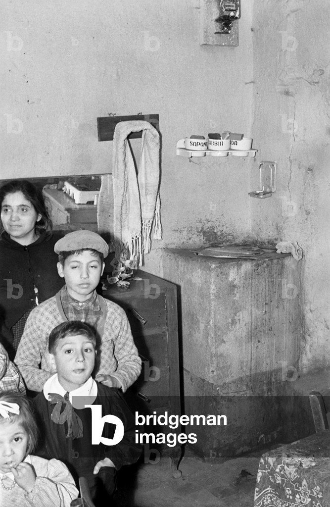 Immagine di Fotografia "CROTONE - VIVERE IN UN SOTTERRENO INCONTROLLATO" 1957 di Ando Gilardi