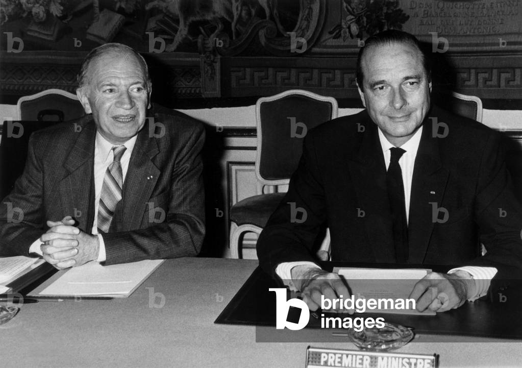 Immagine di Fotografia "Il primo ministro francese Jacques Chirac (R) e Marceau Long alla Commissione Consulti